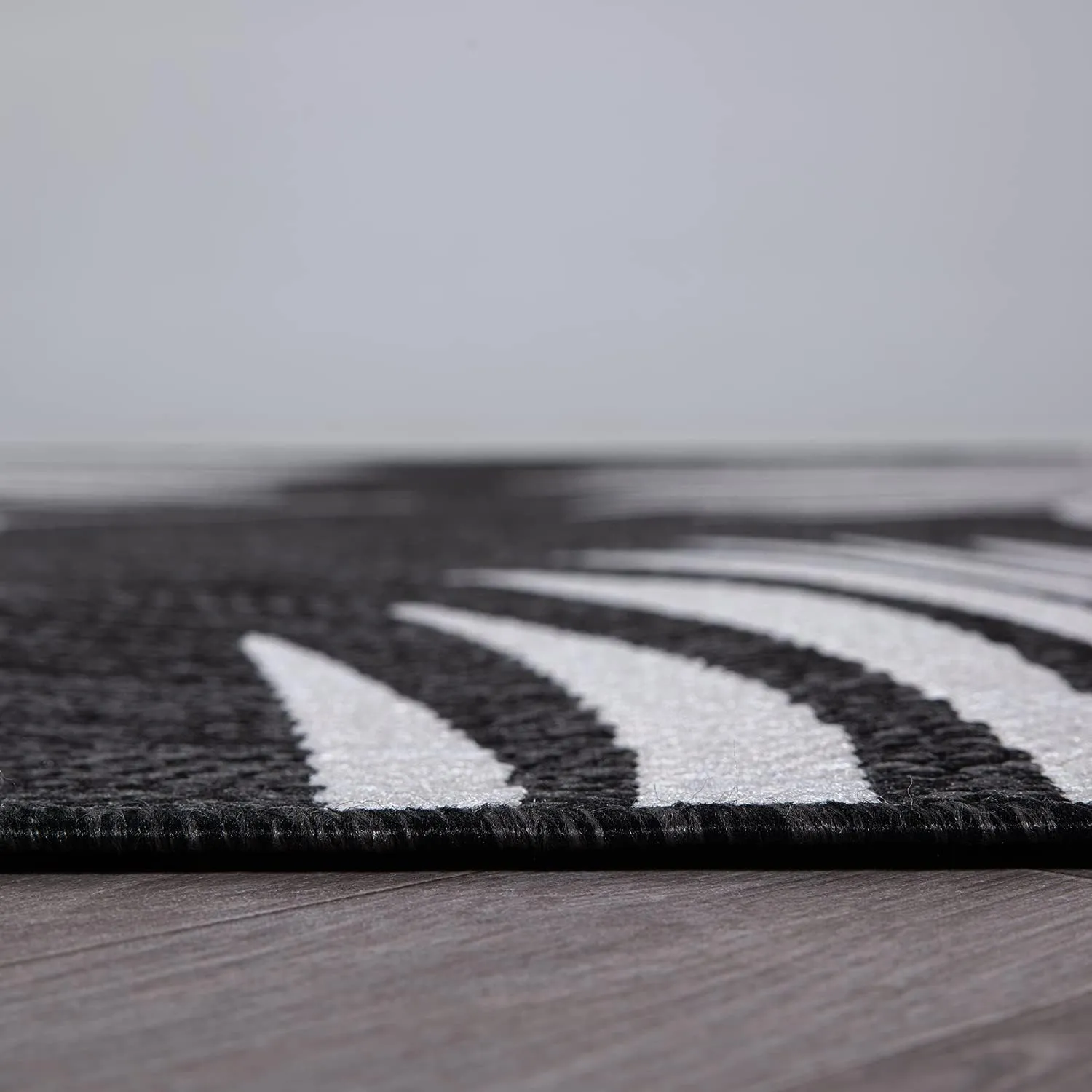 Rugshop Contemporary Palm Leaves Textured Flat Weave Easy-to-Clean Outdoor Rugs for Deck,Patio,Backyard Indoor/Outdoor Runner Rug 2' x 7' Black